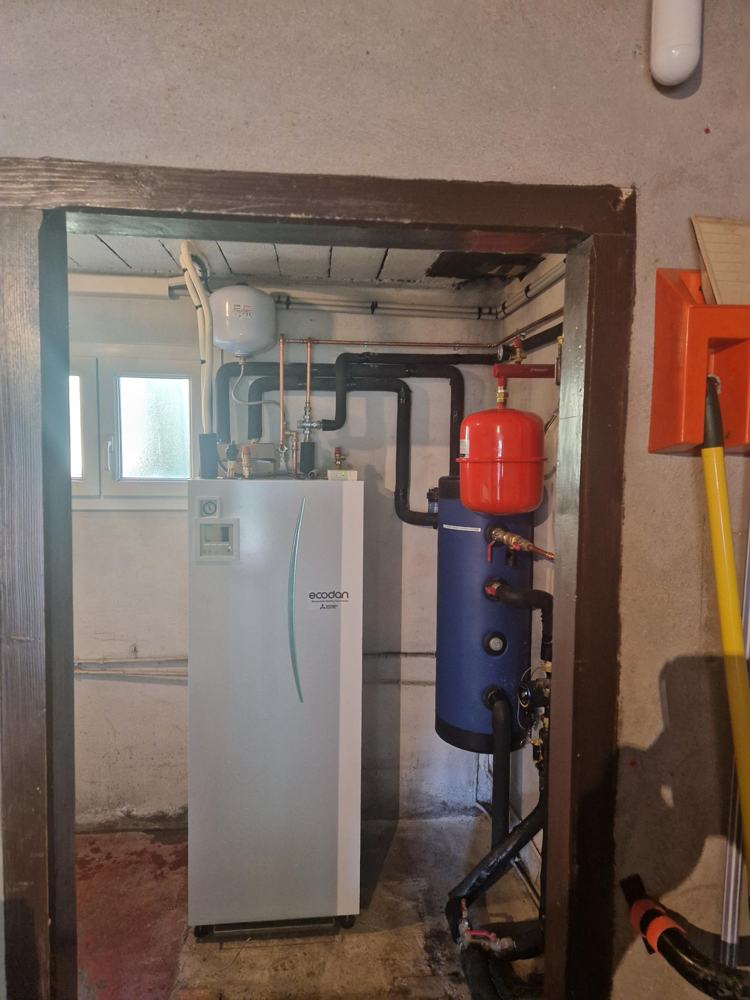Pompe à chaleur Ecodan installée dans un petit local